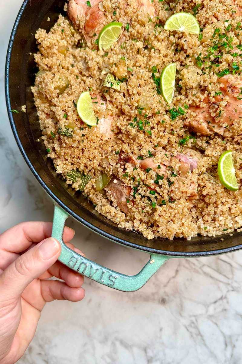 Plato de quinua con pollo y zapallito italiano, con muslitos dorados, quinua esponjosa y un toque de perejil y limón.