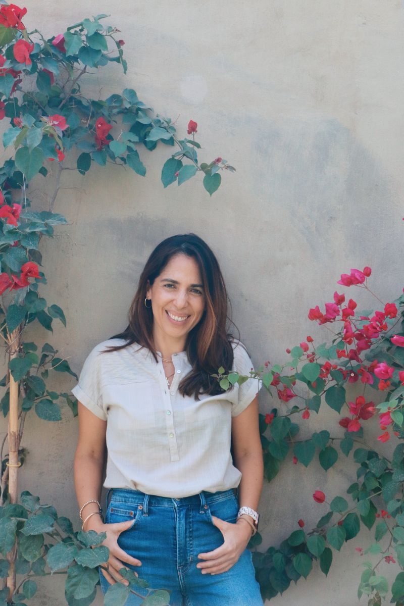 imagen de Karen Lema, creadora de Quinuamanía y La Espátula Verde, en su cocina, transmitiendo su pasión por la quinua y la cocina saludable. Un espacio donde comparte recetas creativas, consejos culinarios y su amor por este superalimento.